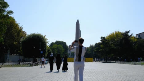 Weitschuss-Eines-Jungen-Mannes,-Der-Fotos-Von-Obelisken-In-Istanbul-Macht