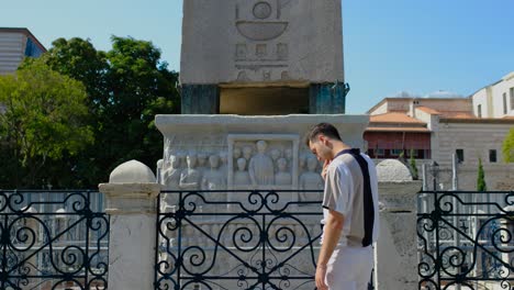 Mittlere-Aufnahme-Eines-Jungen-Mannes,-Der-Istanbul-Obelisken-Betrachtet