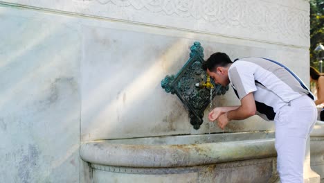 Großer-Schuss-Von-Mann,-Der-Wasser-Am-Deutschen-Brunnen-Im-Sultanahmet-Park-Trinkt