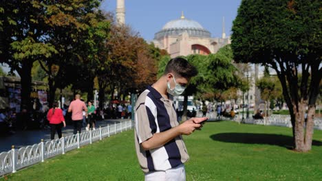 Weitschuss-Eines-Jungen-Mannes,-Der-Außerhalb-Von-Hagia-Sophia-Fotos-Mit-Dem-Handy-Macht