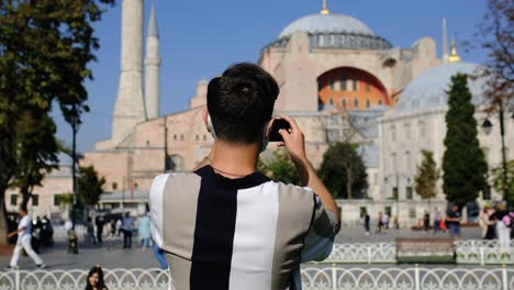 Mittlere-Aufnahme-Eines-Jungen-Mannes,-Der-Fotos-Von-Hagia-Sophia-Macht