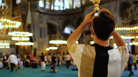 Nahaufnahme-Eines-Jungen-Mannes,-Der-Bilder-In-Der-Hagia-Sophia-Macht?