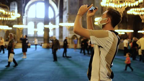 Mittlere-Aufnahme-Eines-Jungen-Mannes,-Der-Bilder-In-Der-Hagia-Sophia-Macht