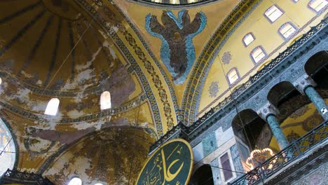 Flachwinkelaufnahme-Mit-Blick-Auf-Die-Hagia-Sophia-Kuppeldecke