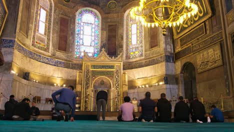 Großaufnahme-Von-Menschen,-Die-In-Der-Hagia-Sophia-Beten