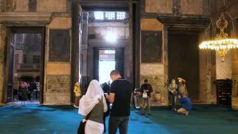 Kamerafahrt-Von-Menschen-In-Hagia-Sophia