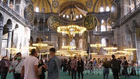 Kamerafahrt-Von-Menschen-In-Der-Hagia-Sophia-In-Istanbul