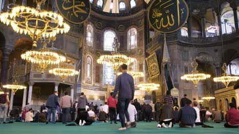 Flachwinkelaufnahme-Von-Menschen,-Die-In-Der-Hagia-Sophia-Beten