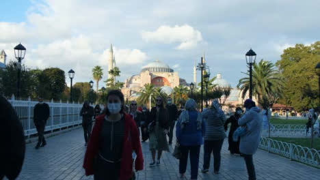 Kamerafahrt-Von-Menschen-Vor-Der-Hagia-Sophia-Moschee