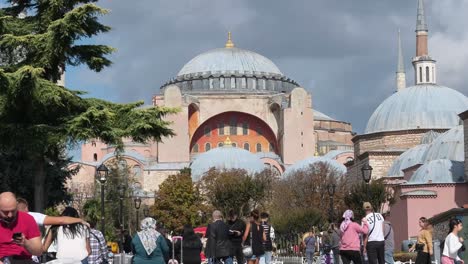 Weitwinkelaufnahme-Von-Menschen,-Die-Außerhalb-Der-Hagia-Sophia-Gehen