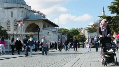 Weite-Aufnahme-Von-Menschen,-Die-Auf-Dem-Sultanahmet-platz-In-Istanbul-Spazieren-Gehen