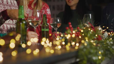 Captura-De-Seguimiento-De-Amigos-Sentados-En-Un-Bar-Con-Bebidas-Durante-Las-Celebraciones-Navideñas
