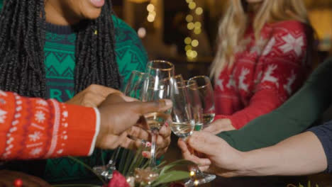 Nahaufnahme-Von-Freunden,-Die-Während-Der-Weihnachtsfeiern-Gläser-Zusammenbringen