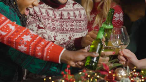 Amigos-De-La-Sección-Intermedia-Brindando-Bebidas-En-El-Bar-Durante-Las-Celebraciones-Navideñas