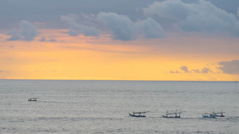 Weitwinkelaufnahme-Von-Fischerbooten-Vor-Der-Küste-Von-Bali