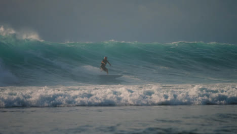 Lange-Aufnahme-Eines-Surfers,-Der-Auf-Bali-Im-Ozean-Surft