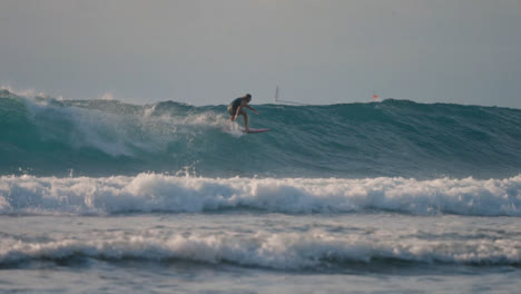 Lange-Aufnahme-Eines-Surfers,-Der-Auf-Bali-Im-Meer-Surft