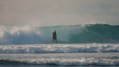 Lange-Aufnahme-Von-Surfern,-Die-Auf-Bali-Surfen-Und-Von-Bord-Kommen