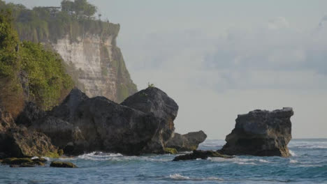 Long-Shot-of-the-Waves-and-Cliffs-in-Bali
