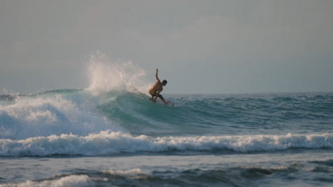 Totaler-Surfer,-Der-In-Bali-In-Die-Wellen-Surft