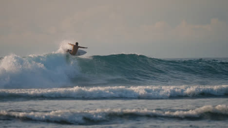 Lange-Aufnahme-Eines-Surfers,-Der-Auf-Bali-Im-Ozean-Surft