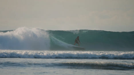 Lange-Aufnahme-Eines-Surfers,-Der-Auf-Bali-Unter-Wellen-Surft