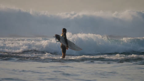 Lange-Aufnahme-Eines-Surfers,-Der-Auf-Bali-Im-Ozean-Steht