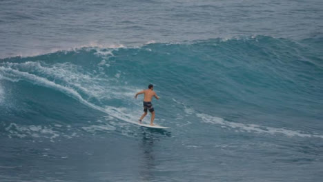 Lange-Aufnahme-Eines-Männlichen-Surfers,-Der-Auf-Bali-Im-Ozean-Surft