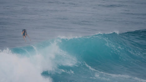 Totaler-Surfer,-Der-Auf-Bali-Surft-Und-Vom-Brett-Fällt