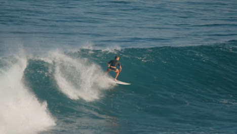 Gesamtaufnahme-Eines-Männlichen-Surfers,-Der-Im-Ozean-In-Bali-Surft