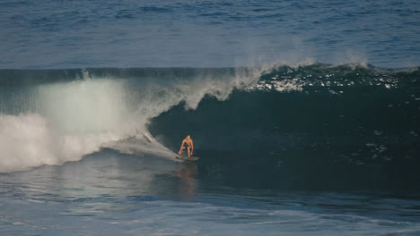 Lange-Aufnahme-Eines-Männlichen-Surfers,-Der-Auf-Bali-Im-Ozean-Surft