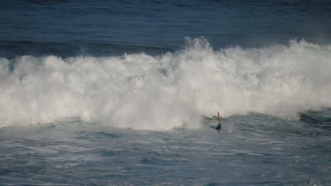 Lange-Aufnahme-Von-Wellen,-Die-über-Surfer-In-Bali-Krachen
