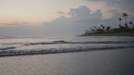 Flachwinkelaufnahme-Von-Wellen-Auf-Sand-Am-Strand-Von-Bali