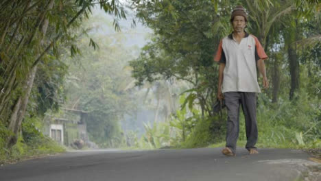 Disparo-De-ángulo-Bajo-Del-Hombre-Caminando-A-Través-De-Bali