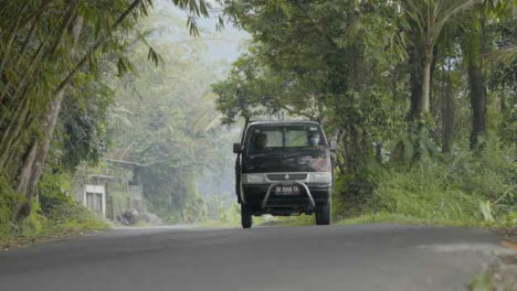 Disparo-De-ángulo-Bajo-Del-Vehículo-Circulando-A-Través-De-Bali.