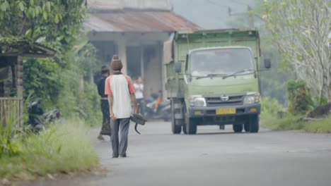 Plano-General-De-Hombres-Caminando-Y-Vehículos-Conduciendo-En-Bali.
