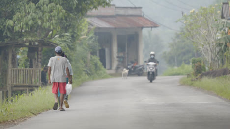 Plano-General-De-Personas-Caminando-Y-Conduciendo-A-Través-De-Bali.