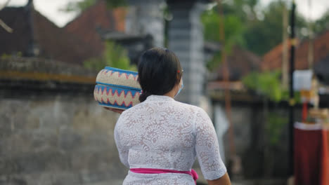 Mittlere-Aufnahme-Von-Frauen,-Die-Dinge-Durch-Bali-Tragen