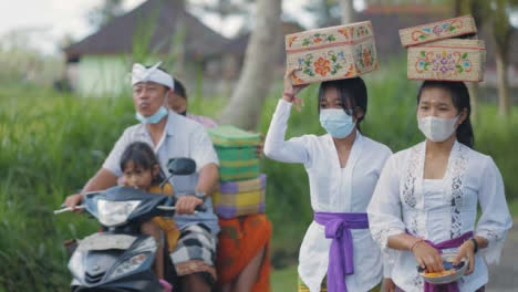 Mid-Shot-of-Women-Carrying-Things-on-Their-Head-in-Bali