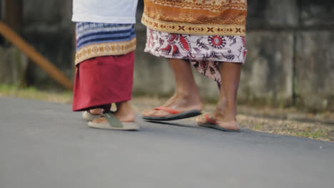 Kamerafahrt-Der-Füße-Von-Menschen,-Die-Durch-Bali-Gehen