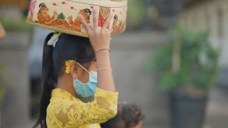 Kamerafahrt-Eines-Jungen-Mädchens,-Das-Dinge-Durch-Bali-Trägt