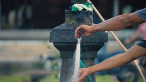 Nahaufnahme-Eines-Mannes-Beim-Händewaschen-Auf-Bali