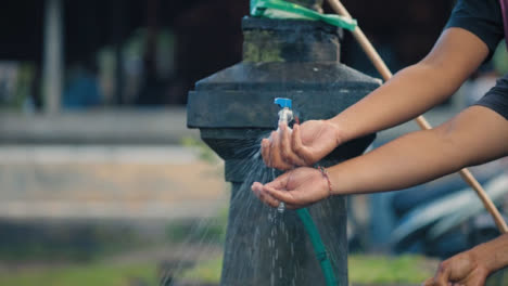 Nahaufnahme-Von-Menschen-Beim-Händewaschen-Auf-Bali