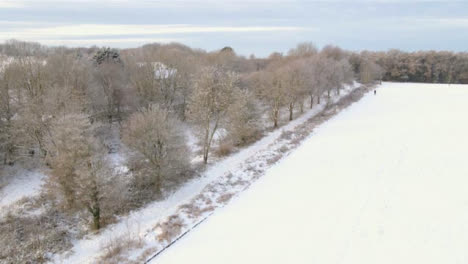 Drone-Shot-Panorámica-Sobre-Los-Campos-De-Cotswold-Cubiertos-De-Nieve