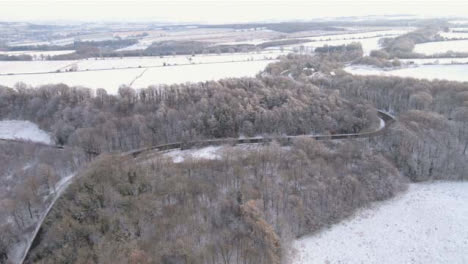 Drohnenschuss-Fliegt-über-Verschneite-Landschaftsstraße-Teil-1-Von-2