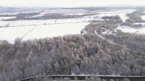 Drohnenschuss-Fliegt-über-Verschneite-Landschaftsstraße-Teil-1-Von-3