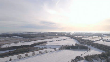 Drohnenschuss-Fliegt-Hoch-über-Schneebedeckte-Cotswold-Felder