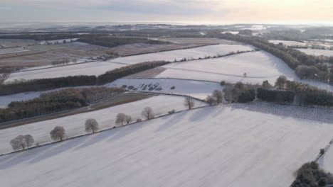 Drohnenschuss-Fliegt-Hoch-über-Einige-Schneebedeckte-Cotswold-Felder