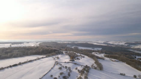 Drone-Shot-Orbitando-La-Torre-De-Broadway-Rodeada-De-Nieve