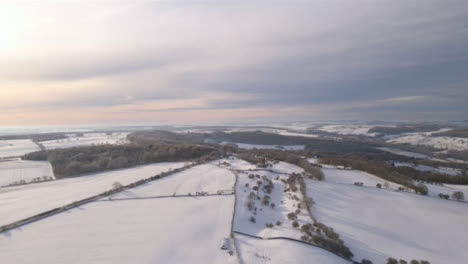 Drohnenschuss-Nähert-Sich-Broadway-Tower,-Umgeben-Von-Schnee